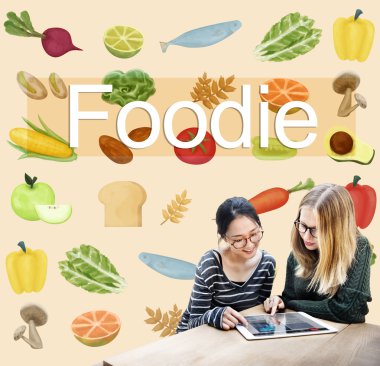 Tablet ile oturan kadın