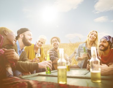 arkadaşlar birlikte kutluyor