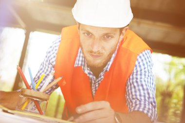 projede çalışan mimar