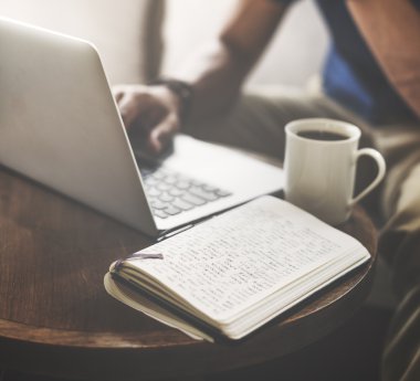 Dizüstü bilgisayarla çalışan adam