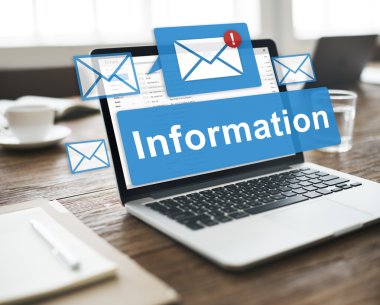 Ofis Masası üstünde laptop