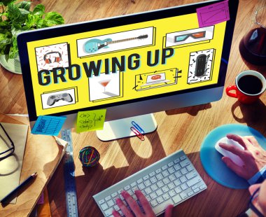 Bilgisayar kullanan adam 