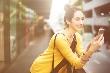 Cep telefonlu genç kadın.