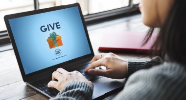 kadın ile laptop yazarak vermek