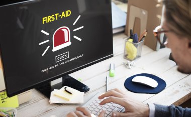 Ofiste bilgisayarla çalışan iş adamı