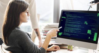 kod ile monitörde gösterilen kadın