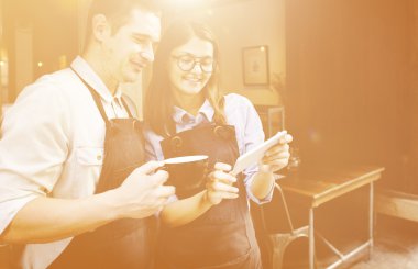 Kahve dükkanında konuşurken ortakları 