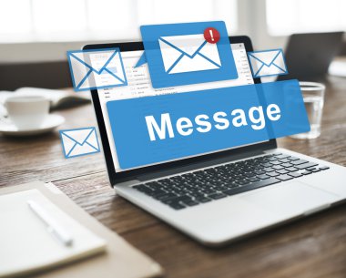 Ofis Masası üstünde laptop