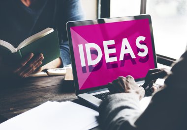 bilgisayarda çalışan adam