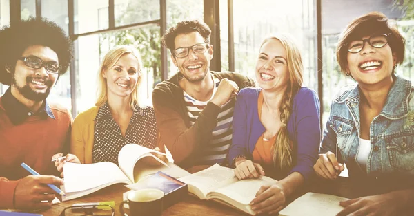 Menschen arbeiten zusammen — Stockfoto