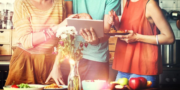 Arkadaşlar birlikte, vakit akşam yemeği var