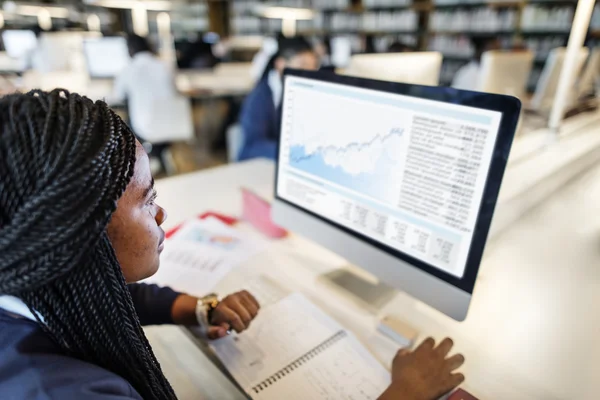 Estudiante chica usando computadora —  Fotos de Stock