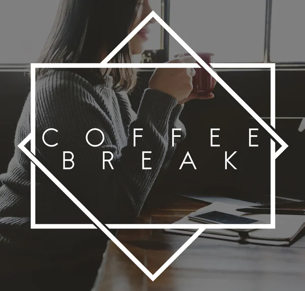 Kobieta pije kawę z przerwa na kawę — Zdjęcie stockowe