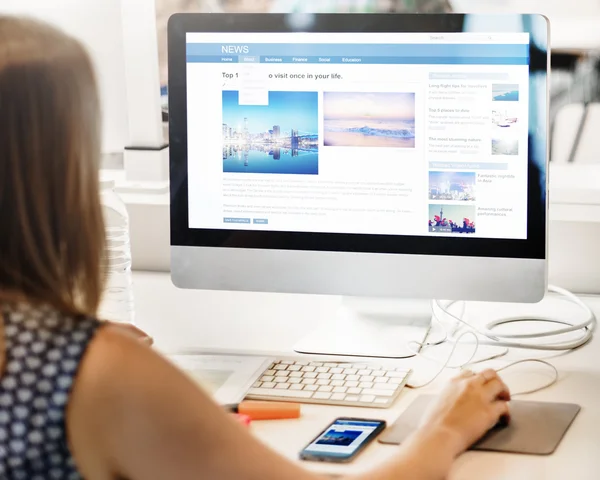 Vrouw met behulp van computer aan werkplek tafel — Stockfoto