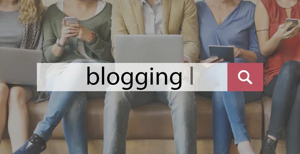 Mennesker sitter med innretninger og blogging – stockfoto