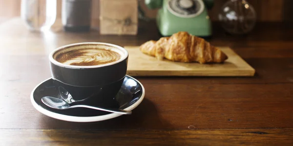 Kaffe och croissant på bordet — Stockfoto