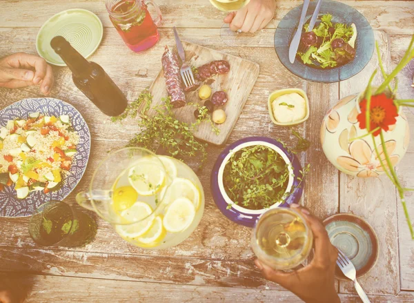 Amici appendere fuori sulla festa e cena — Foto Stock