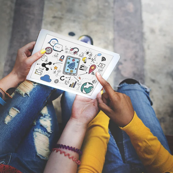 Studenten surfen op het internet — Stockfoto