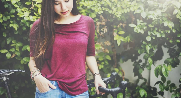 Mujer con bicicleta en la calle — Foto de Stock