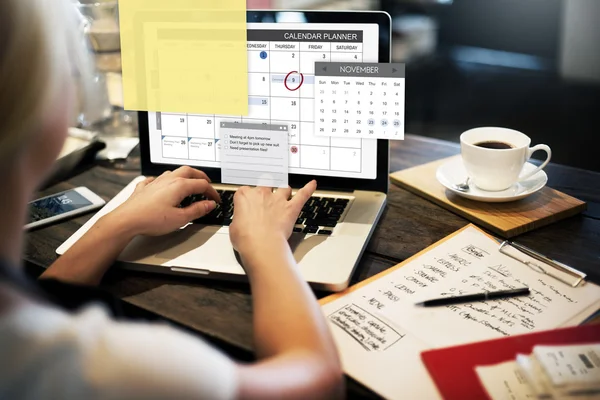 Kvinnliga händer med laptop — Stockfoto