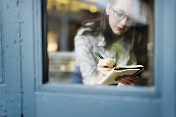 Fille refroidissement dans le restaurant — Photo