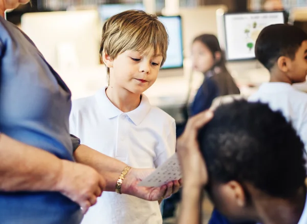 Groep kinderen studeren in de bibliotheek — Stockfoto