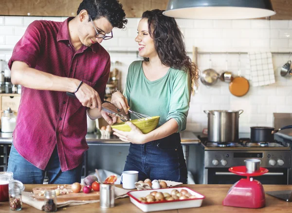 Porträtt av lyckliga par i kök — Stockfoto