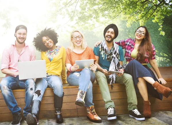 Junge Menschen nutzen digitale Geräte — Stockfoto