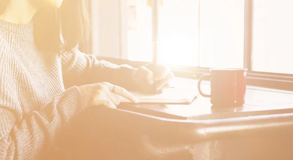 Woman writing in notebook — Stock Photo, Image