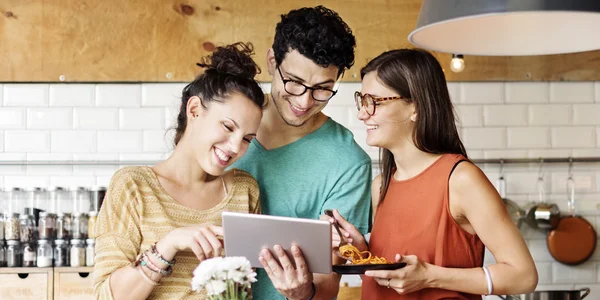 Venner tilbringer tid sammen, spiser middag – stockfoto