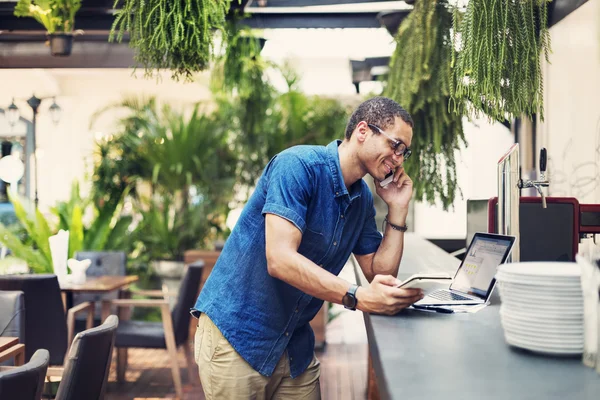 Mann telefoniert mit Handy — Stockfoto