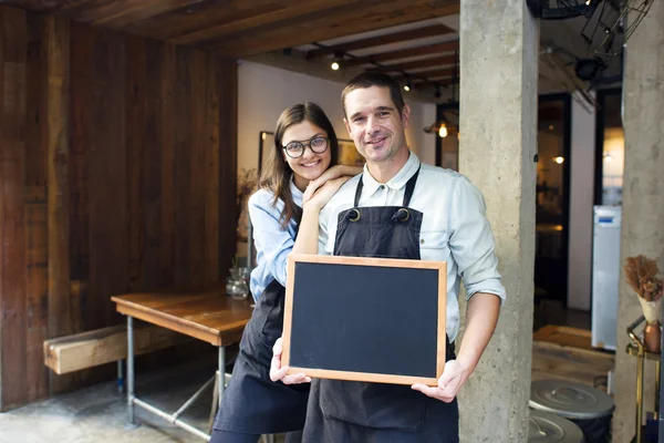 Personal de Barista Trabajando, hombre sosteniendo pizarra —  Fotos de Stock