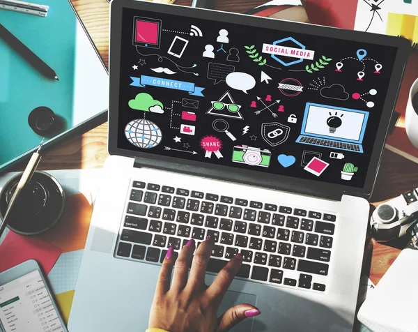 Woman using laptop at home — Stock Photo, Image