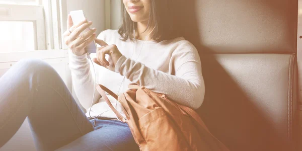 Frau mit Handy — Stockfoto