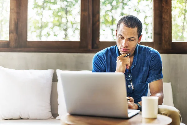 El hombre trabajando con el ordenador portátil — Foto de Stock