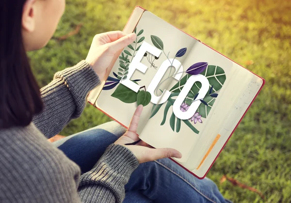 Frau liest Buch und Öko — Stockfoto