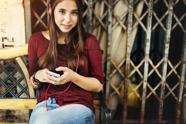 Mujer escuchando música — Foto de Stock