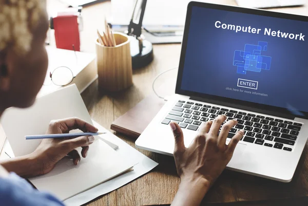Kvinna som arbetar på laptop med dator-nätverk — Stockfoto