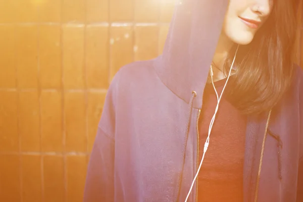 Vrouw die muziek luistert — Stockfoto