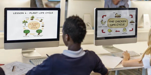 Jongen studeren op school — Stockfoto