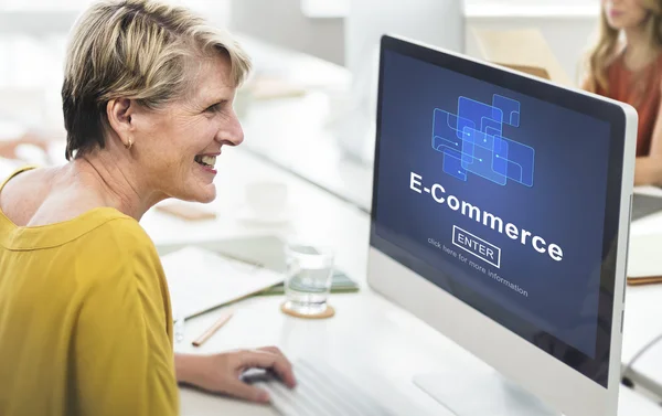 Empresária Usando Computador com Conceito de E-Commerce — Fotografia de Stock