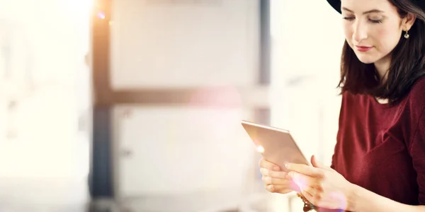 Mujer usando tableta digital — Foto de Stock