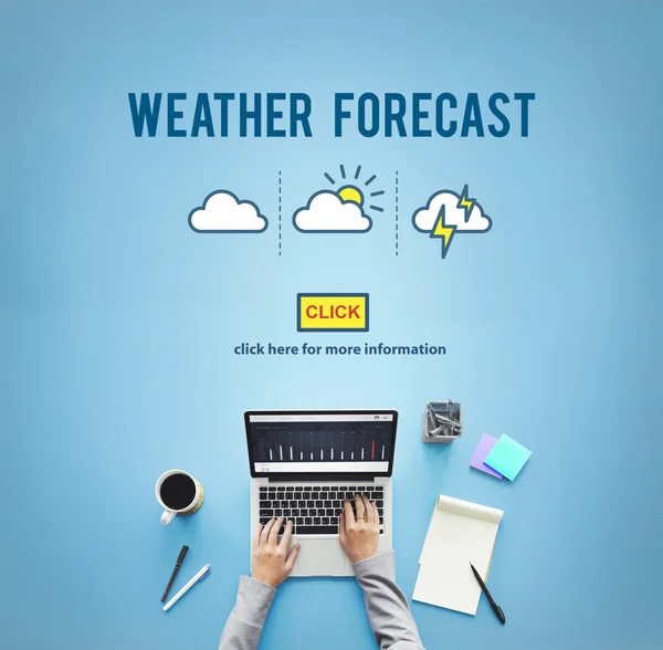मौसम पूर्वानुमान के साथ टेबल पर लैपटॉप — स्टॉक फ़ोटो, इमेज