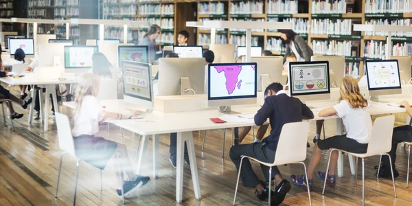 Grundschüler im Computerunterricht — Stockfoto