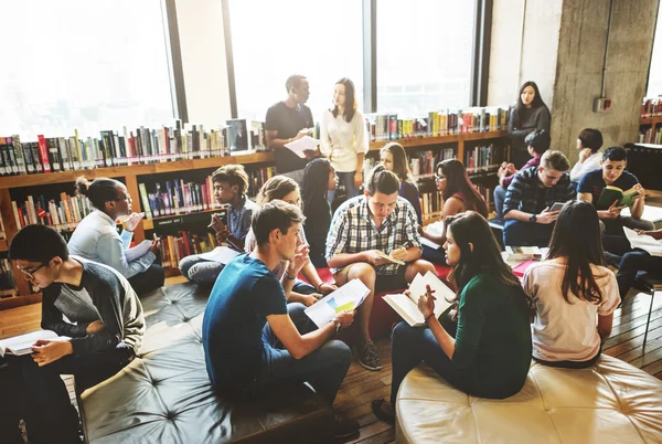 Sokszínűség diák tanul együtt könyvtár — Stock Fotó
