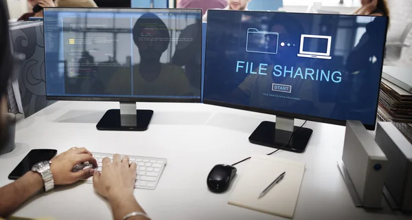 Affärsman som arbetar på dator med fildelning — Stockfoto