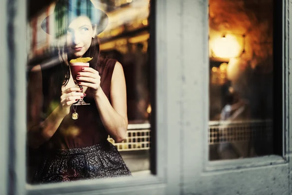 Mädchen chillt im Restaurant — Stockfoto