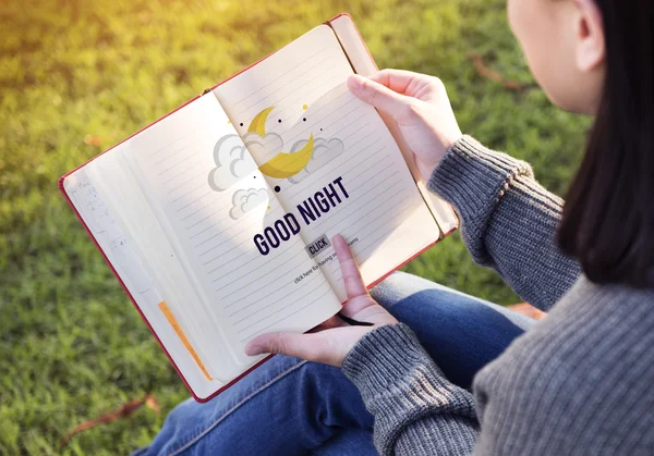 Γυναίκα διαβάζει το βιβλίο και καλό βράδυ — Φωτογραφία Αρχείου