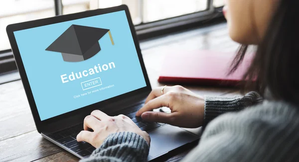 Женщина печатает на ноутбуке с образованием — стоковое фото