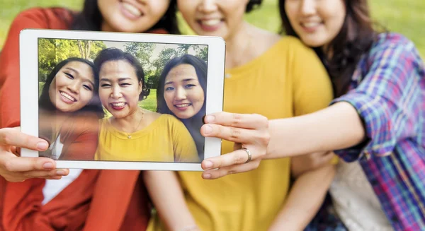 Moeder en schattige dochters — Stockfoto